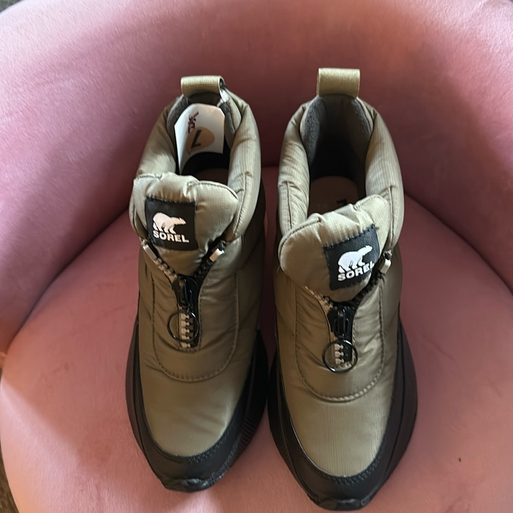 Bought them never been used ! 
Sorel Olive Green and Black Ankle Booties